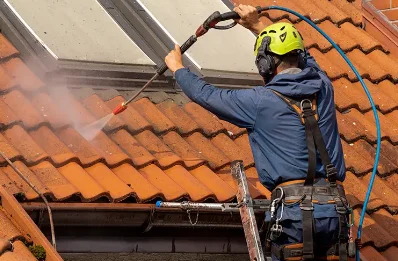 Démoussage et hydrofuge de toiture à Brusson
